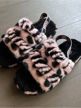 UGG FLUFF YEAH Pink/ Black SLIDE
SLIPPERS Girls SIZE 4